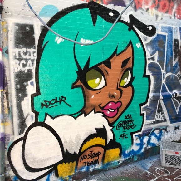 Bee’s Knees - Picture 1 of 1